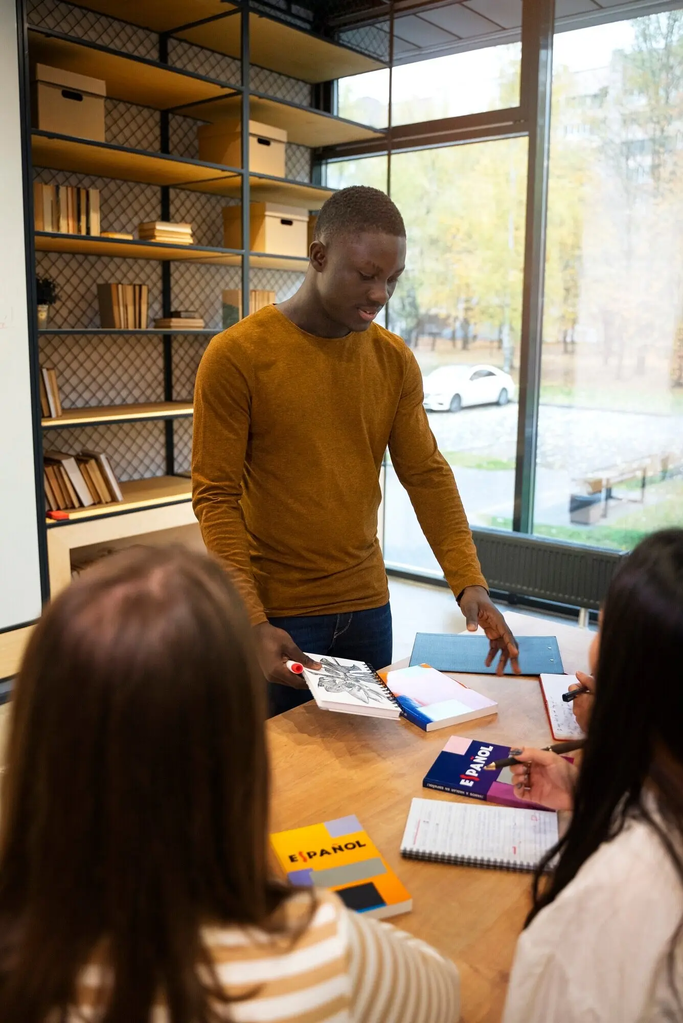 Blick von oben auf Menschen, die Grammatikfehler korrigieren.